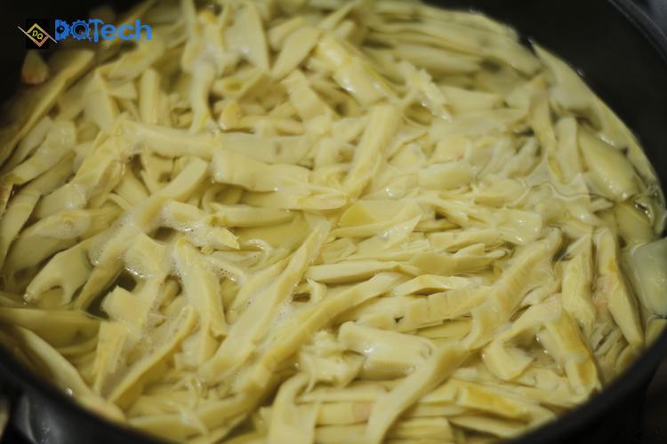 Thái măng thành từng lát mỏng hoặc để nguyên miếng tùy ý định của người dùng Thái măng thành từng lát mỏng hoặc để nguyên miếng tùy ý định của người dùng