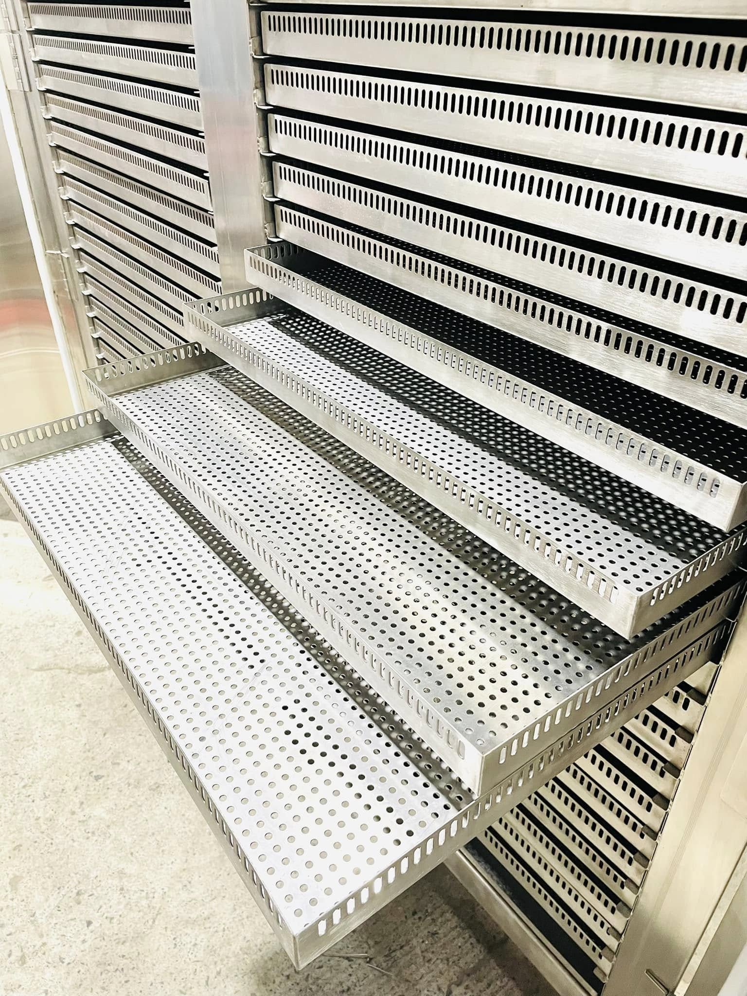 Vỏ máy và khay sấy đều được gia công từ vật liệu inox 304 chống gỉ bền bỉ Vỏ máy và khay sấy đều được gia công từ vật liệu inox 304 chống gỉ bền bỉ